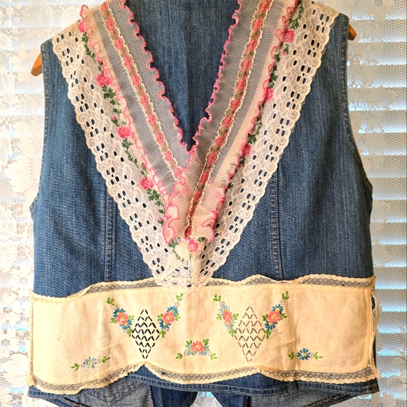 Shabby Chic, Upcycled Denim Vest, Large Blue Jean Vest, Grandmacore - Picture 5 of 6